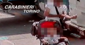 YOUTUBE Torino: padre tossico si buca davanti a figlio