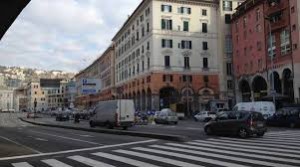 Genova, spara con fucile ad aria compressa dal bus