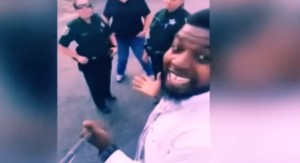 Florida, canta davanti 2 poliziotte ed evita multa