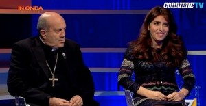 VIDEO Francesca Chaouqui accanto al vescovo, lui non sa e...