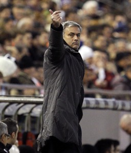Jose Mourinho verso la panchina del Manchester United