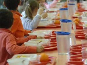 Scuola Corsico, genitori non pagano: 500 bambini senza mensa