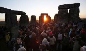 YOUTUBE Stonehenge, drudi e pagani salutano Sole a solstizio