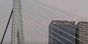 Con skate su ponte Rotterdam, cade da 140 metri 