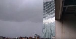 Manchester, il grattacielo che fa rumore con il vento
