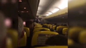 YOUTUBE Hostess Ryanair: Ghiaccio su volo, non voglio morire