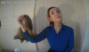 YouTube: conduttrice Bbc malata di tumore toglie la parrucca