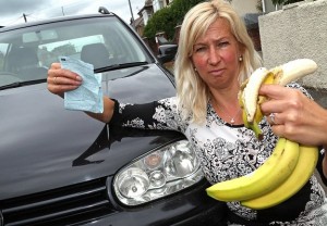 Multa di 200 euro: mangiava banana al volante in Inghilterra