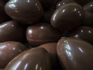 Ovetto di cioccolata: bambina ingerisce sorpresa e soffoca