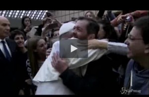 VIDEO Papa Francesco trova un amico in piazza e lo abbraccia