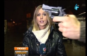 YOUTUBE Spunta pistola durante collegamento in diretta Tv 