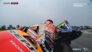 Il momento del contatto tra Valentino Rossi e Marc Marquez a Sepang