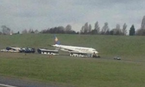 Birmingham, aereo finisce sul prato dopo atterraggio4