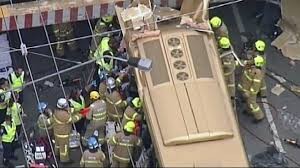  Bus si schianta sotto ponte ferroviario, 11 feriti2
