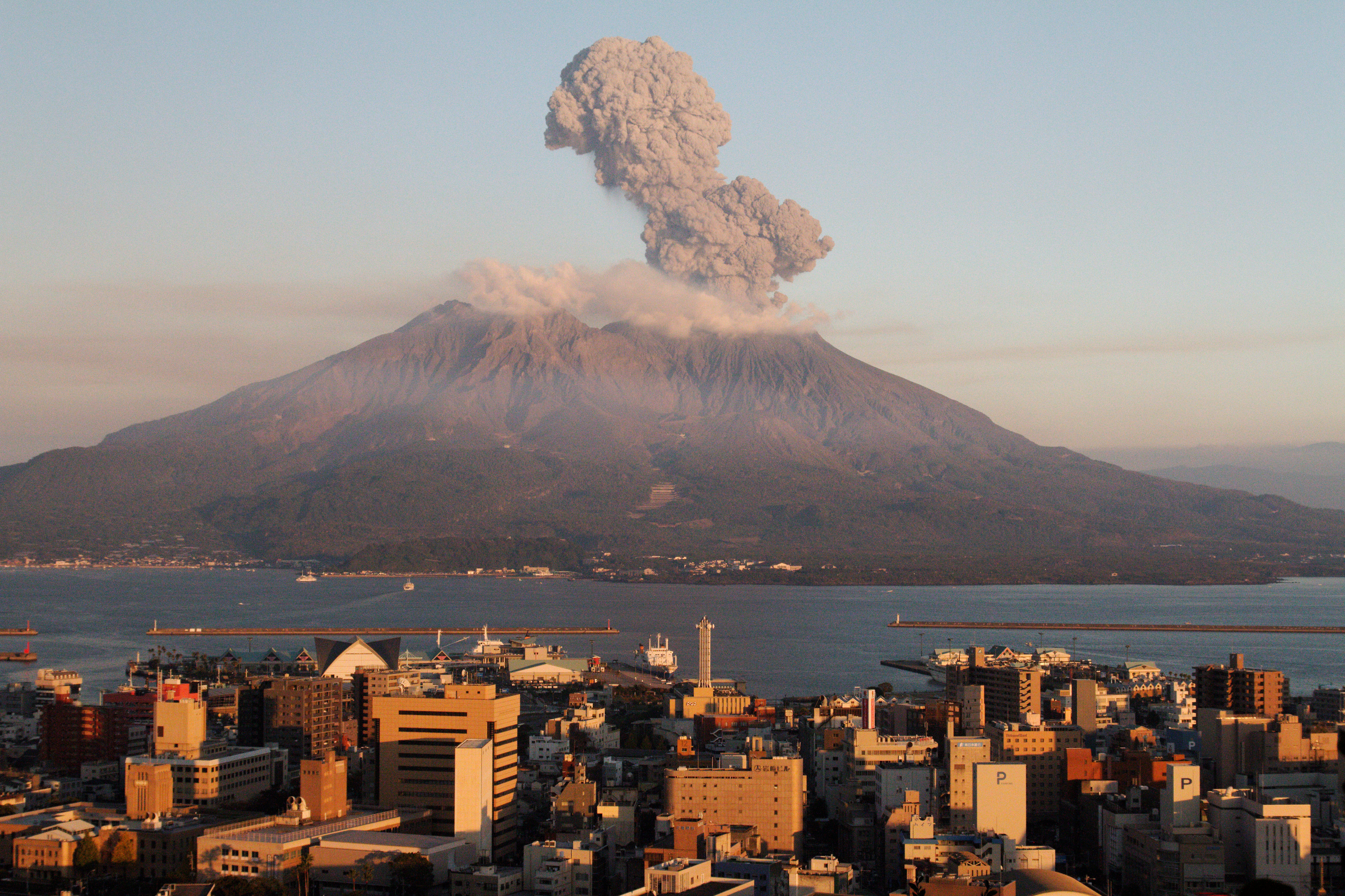 Город около гор. Вулкан Везувий. Вулкан Сакурадзима Япония. Сакурадзима вулкан извержение. Город на вулкане: Кагосима, Япония.