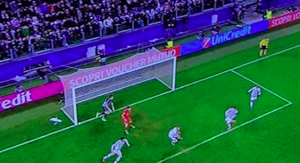 Juventus - Bayern, concesso un gol irregolare ai tedeschi: sul tiro di Muller, Lewandowski, in fuorigioco, copriva la visuale di Buffon 