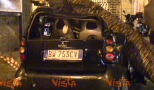 YOUTUBE Maltempo a Napoli, albero si spezza: travolte 2 auto