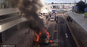 Taxi in fiamme all'aeroporto di Glasgow2