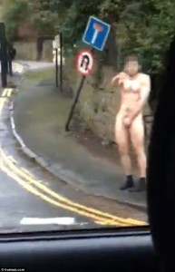 Uomo nudo in strada: indossa solo i calzini4