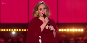 YOUTUBE Adele vince ai Brit Awards e piange perché...