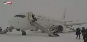 YOUTUBE Motore a fuoco: passeggeri lasciano aereo nella neve