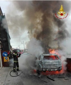 Fumo da cofano auto: donna scende e...scoppia incendio FOTO