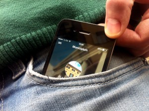 Smartphone in tasca danneggia fertilità: "cuoce" spermatozoi