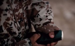 VIDEO YOUTUBE Isis, bimbo boia fa esplodere prigionieri