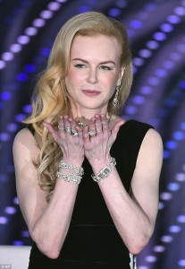 Nicole Kidman, anni 48: contrasto fra mani e volto perfetto