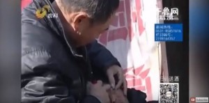 YOUTUBE Cina: donna piange lacrime di pietra dagli occhi