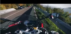 YOUTUBE Il soldato Usa con la moto a 300 Km/H in autostrada