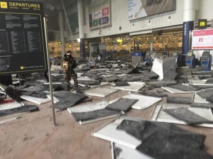 Bruxelles, 50 infiltrati Isis in aeroporto. E agente sbronzo