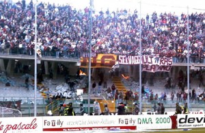 Salerno, Napoli club: striscioni-sterco contro sua apertura (foto Ansa)