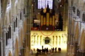 YOUTUBE "Fantasma nella cattedrale": misteriosa figura...
