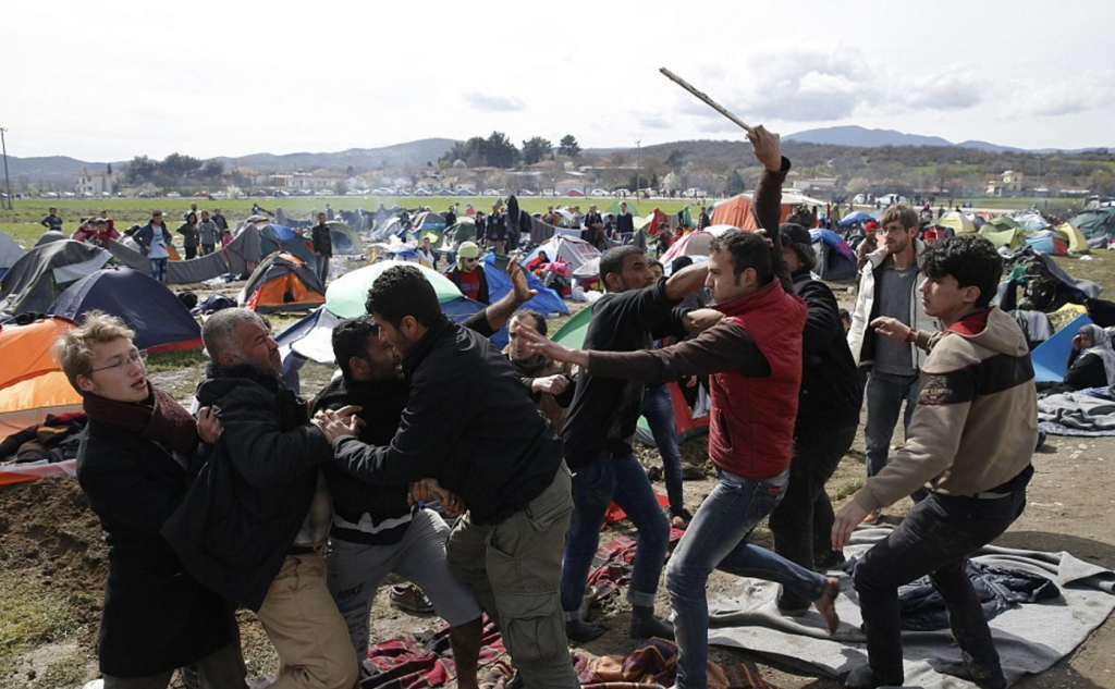  Migranti FOTO dalla frontiera, pugni e bastoni fra disperati