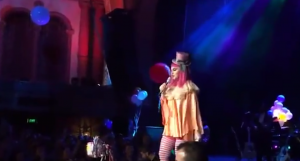 YOUTUBE Madonna ubriaca sul palco, abito clown e foto figlio