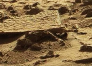 YOUTUBE "Corpo alieno su Marte": misteriosa roccia...