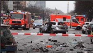 Berlino, esplode auto con uomo alla guida. Paura bomba