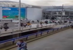 YOUTUBE Bruxelles, esplosioni in aeroporto: fuga passeggeri 