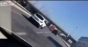 Due auto litigano con camionista, lui rovescia