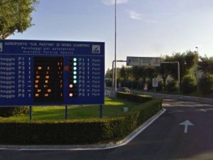 Ciampino, scontro auto-moto in parcheggio aeroporto: 1 morto