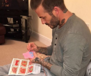 David Beckham cuce vestiti per bambole figlia Harper. FOTO