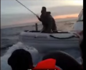 YouTube: guardia costiera turca bastona migranti