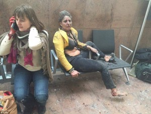Bruxelles, chi è la donna della FOTO simbolo degli attacchi