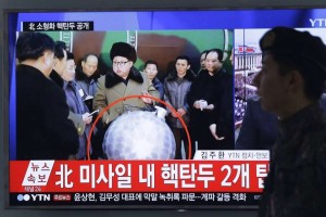Corea del Nord, FOTO Kim Jong-un con bomba nucleare
