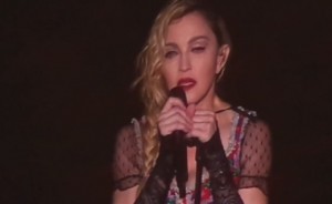 Madonna in lacrime dal palco: "Ho perso mio figlio"