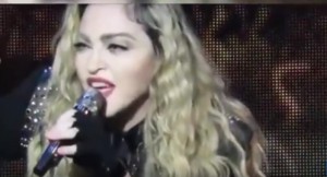 YouTube, Madonna ubriaca sul palco: "Qualcuno mi sco..."