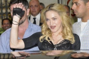 Madonna, divieto abusivo di parcheggio: "Str...strada è mia"