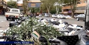 YOUTUBE Sciopero netturbini, Johannesburg piena di rifiuti