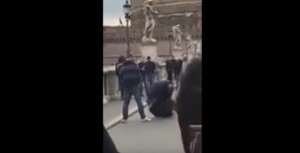 YOUTUBE Tifoso Sparta Praga fa pipì su mendicante a Roma